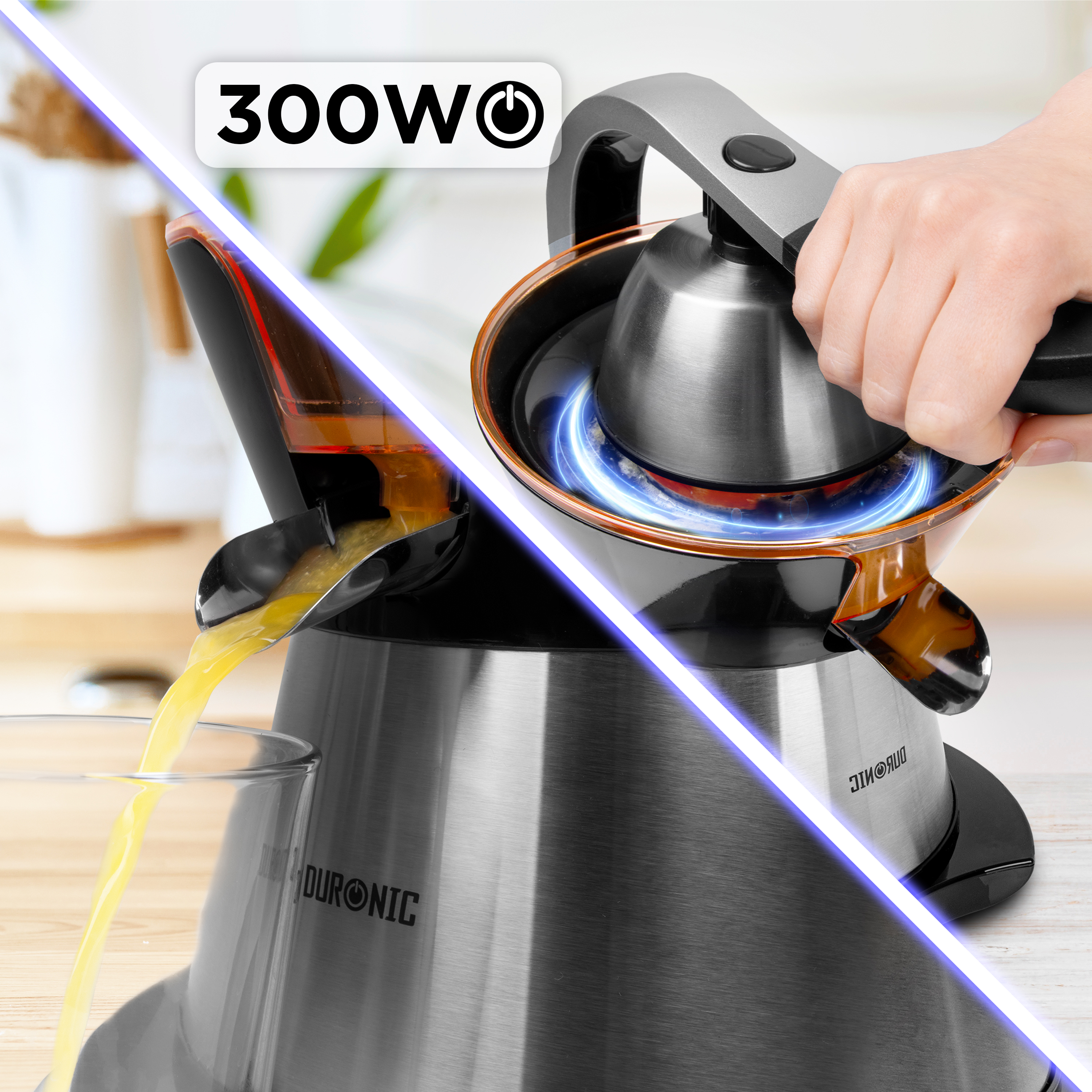 Una exprimidora está en acción. Una mano presiona la parte superior. El jugo de naranja se vierte en un vaso. La exprimidora es plateada y negra.