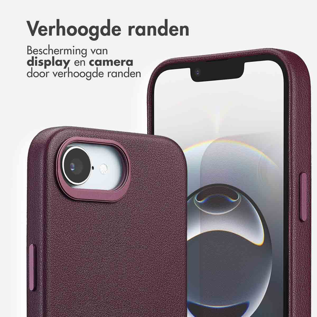 Een bordeauxrode telefoonhoes met verhoogde randen beschermt een telefoon, met nadruk op scherm- en camerabescherming. Tekst bovenaan.