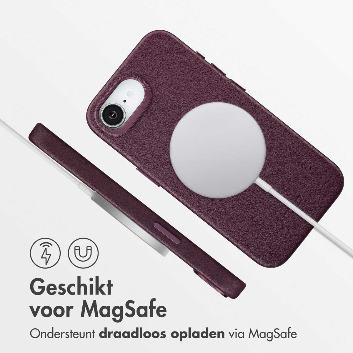 Een bordeauxrode telefoonhoes met MagSafe-oplader. Een witte oplader rust op de achterkant. Onderstaande tekst zegt 'Geschikt voor MagSafe'.