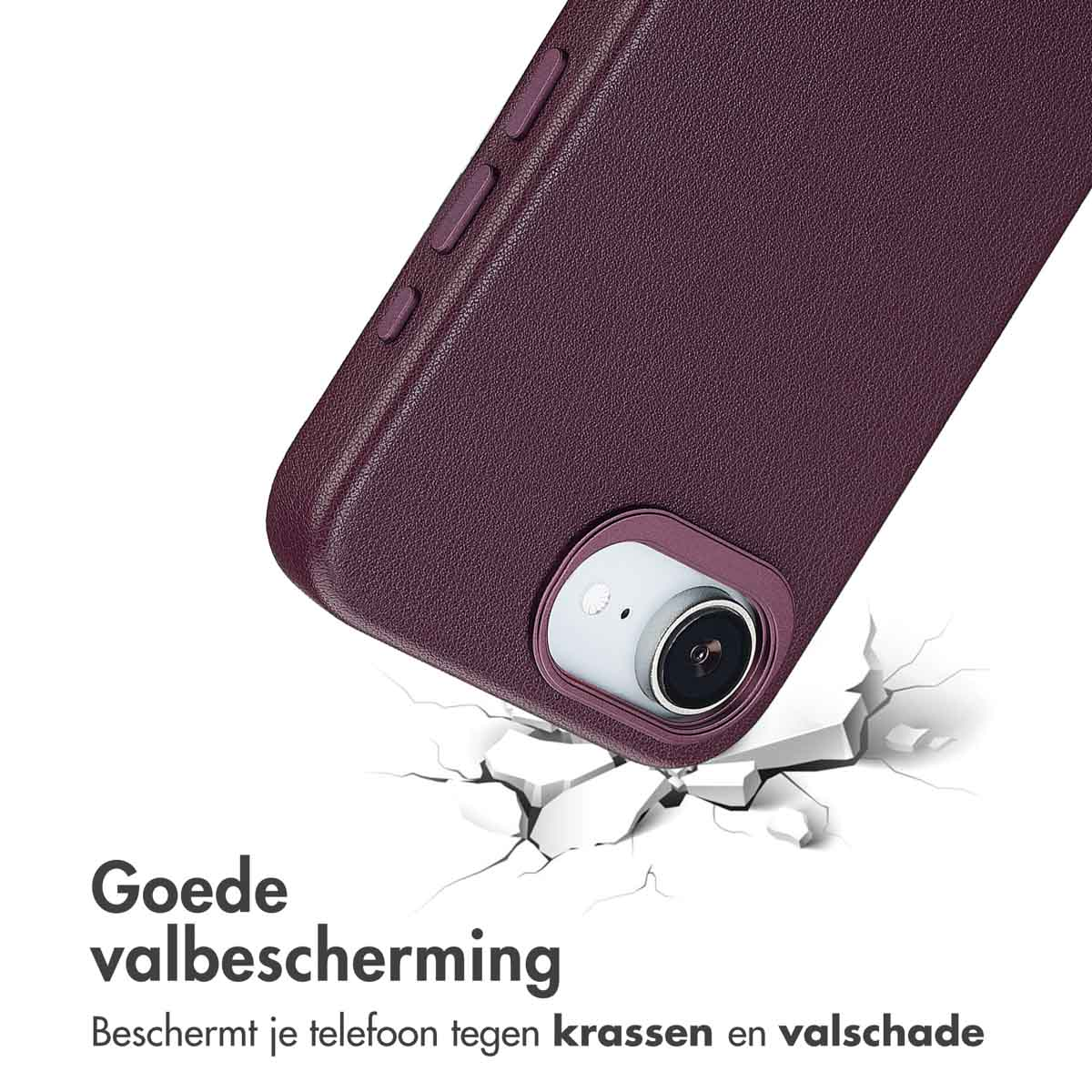 Een pruimkleurige telefoonhoes is afgebeeld, enigszins schuin. De hoes ligt op een oppervlak met scheuren, wat bescherming suggereert.