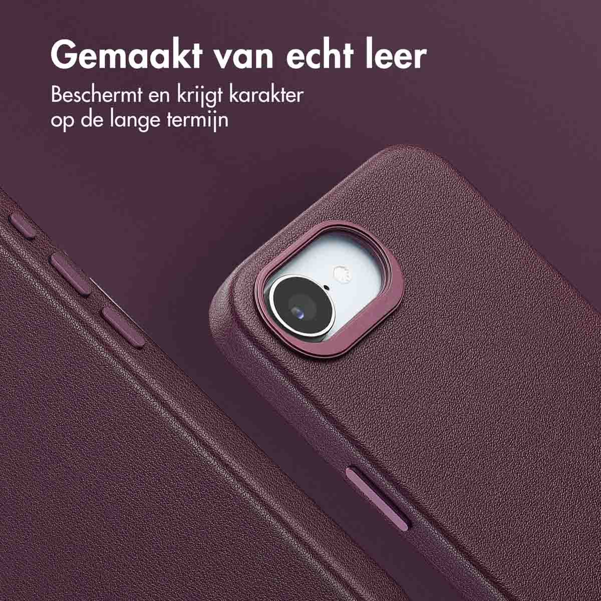 Close-up van een dieppaarse leren hoes met een camera-uitsparing. Tekst: 'Gemaakt van echt leer. Beschermt en krijgt karakter na verloop van tijd.'