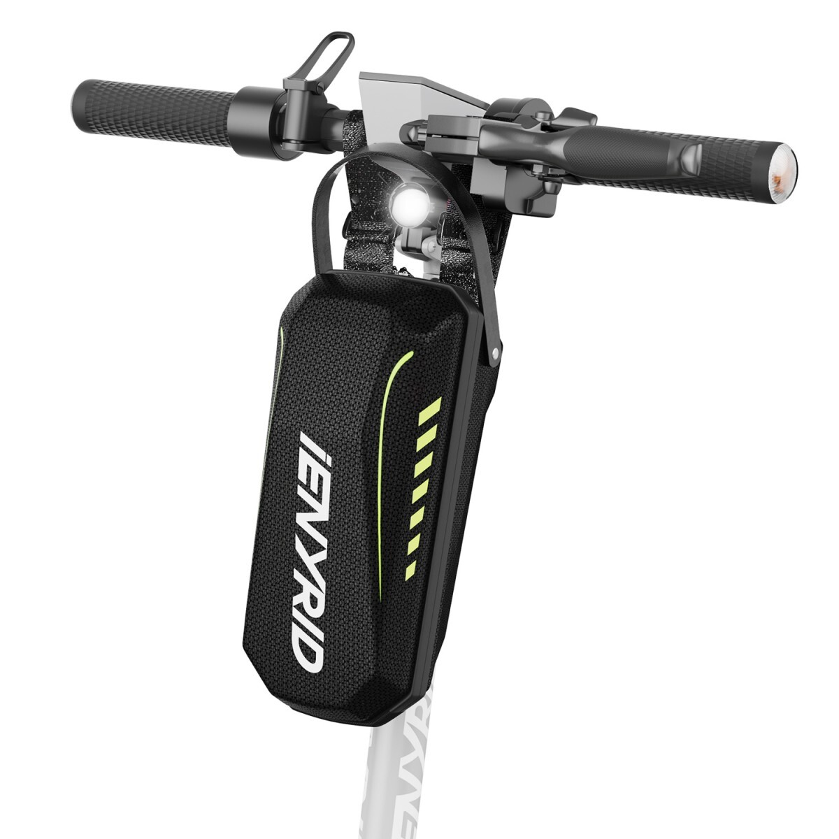 Kierownica hulajnogi elektrycznej z przymocowaną czarną torbą. Torba ma napis 'IENYRID' i żółty pasek. Świeci się światło.