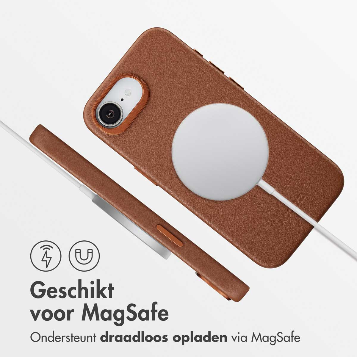 Een bruine telefoonhoes en oplader worden getoond. De oplader is verbonden met de telefoonhoes. Tekst: Geschikt voor MagSafe.