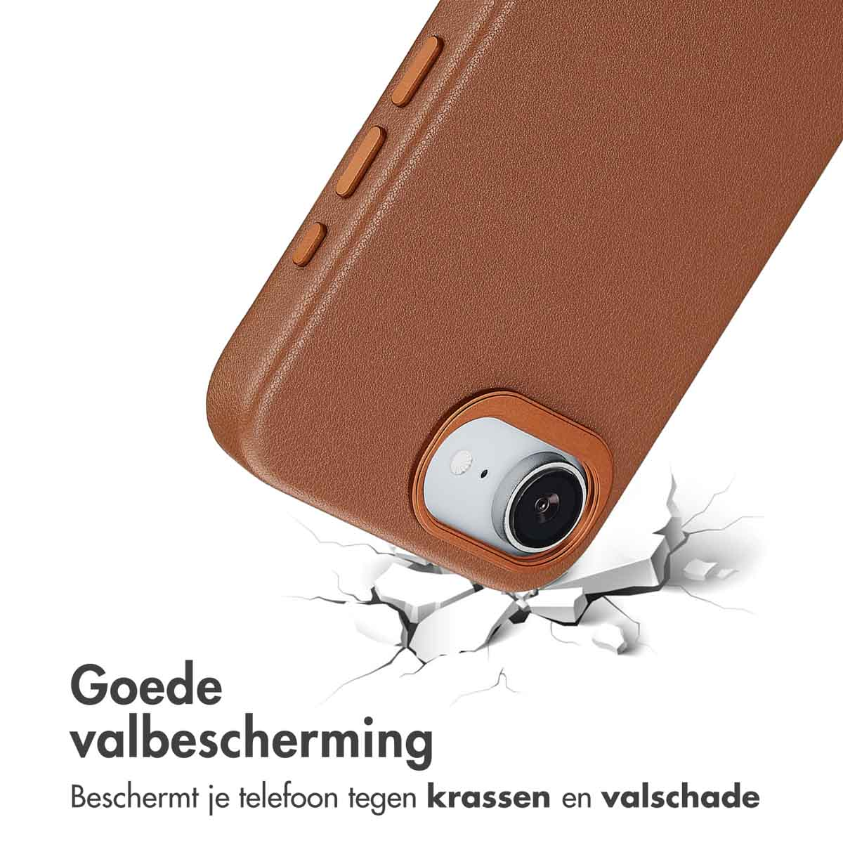 Een bruine telefoonhoes demonstreert valbescherming. De camera en knoppen zijn zichtbaar. Tekst zegt 'Goede valbescherming'.