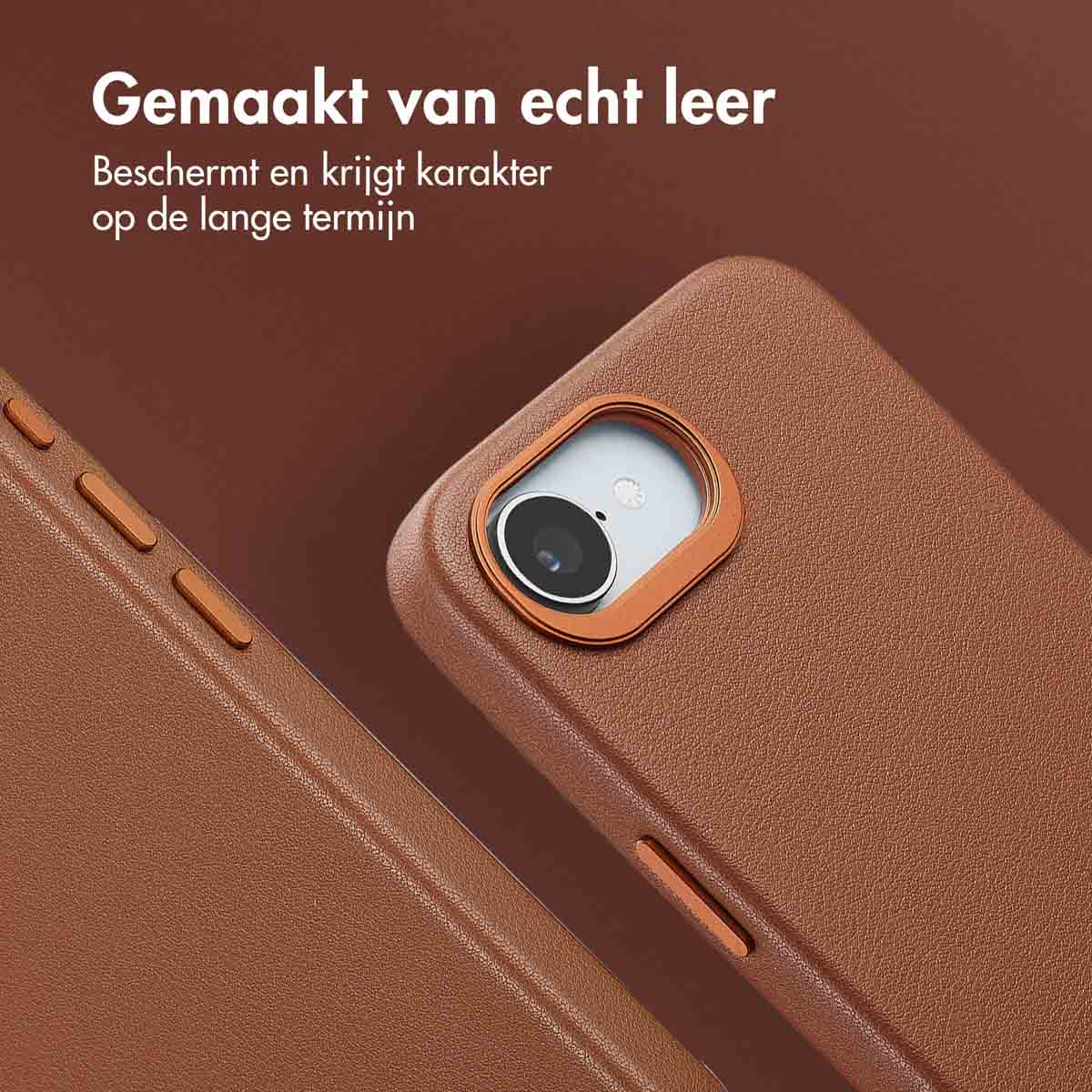 Close-up van een bruine leren telefoonhoes, met de camera, knoppen en textuur. Tekst: 'Gemaakt van echt leer'.