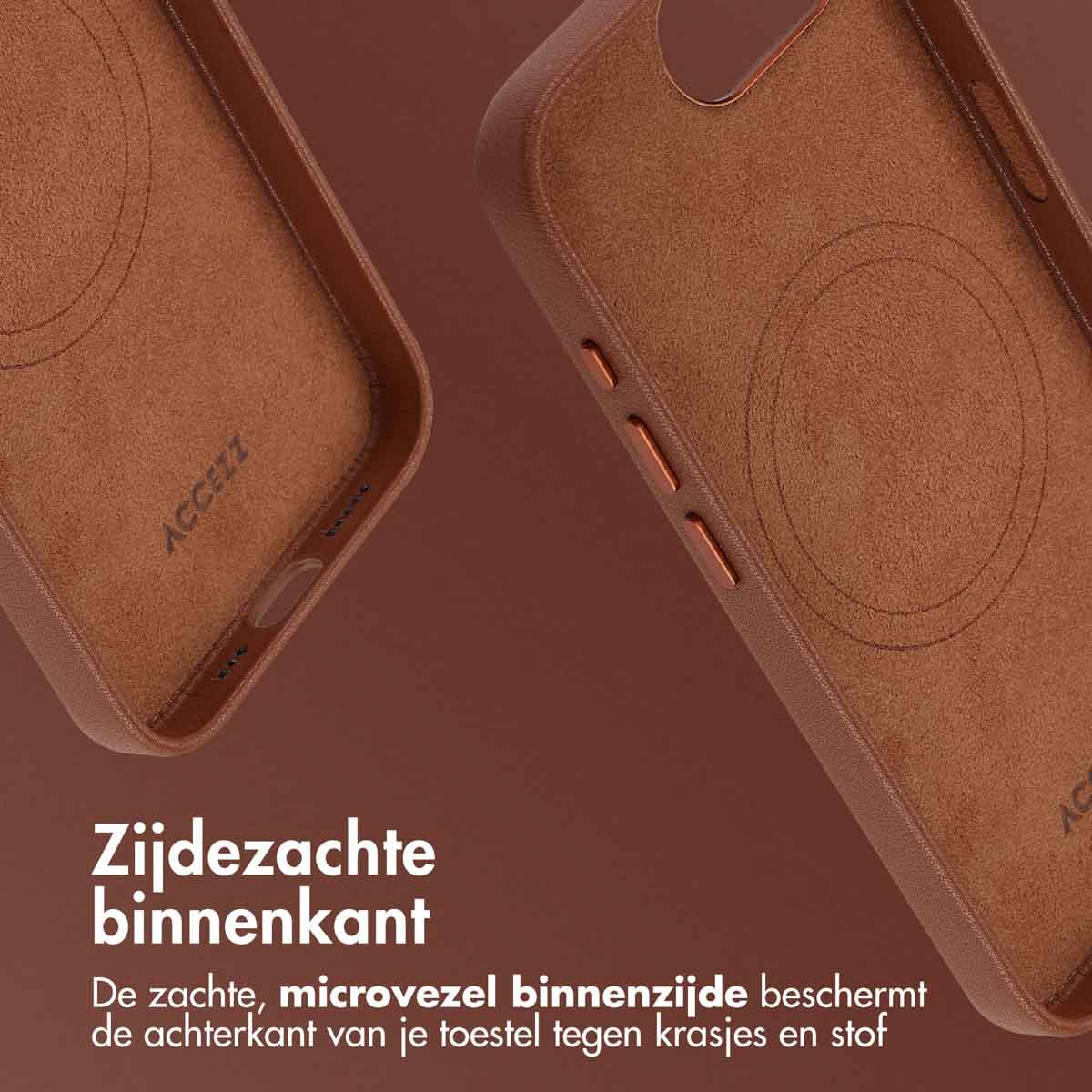 Close-up van twee bruine leren telefoonhoesjes. Eén toont het interieur met ACCEZZ, de andere de buitenkant met knoppen.