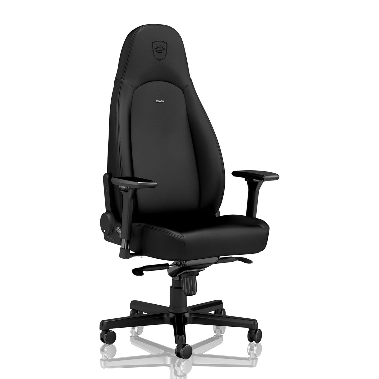 Sedia da gaming nera. Ha schienale alto, braccioli e base a cinque stelle con ruote. Il logo è in alto.