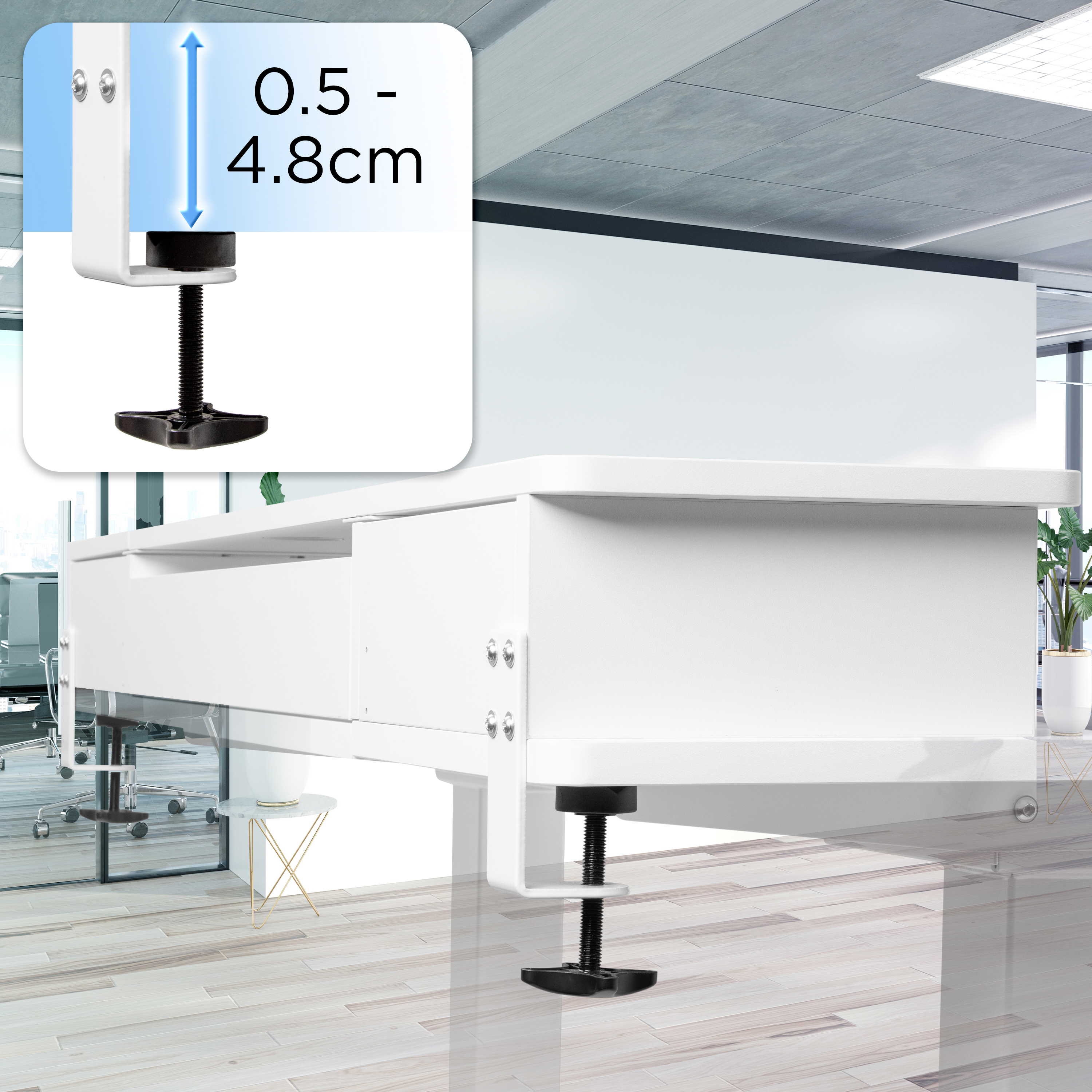 Eine weiße Schreibtischklemme. Sie ist an einem weißen Schreibtisch befestigt. Die Klemme kann von 0,5 bis 4,8 cm eingestellt werden.