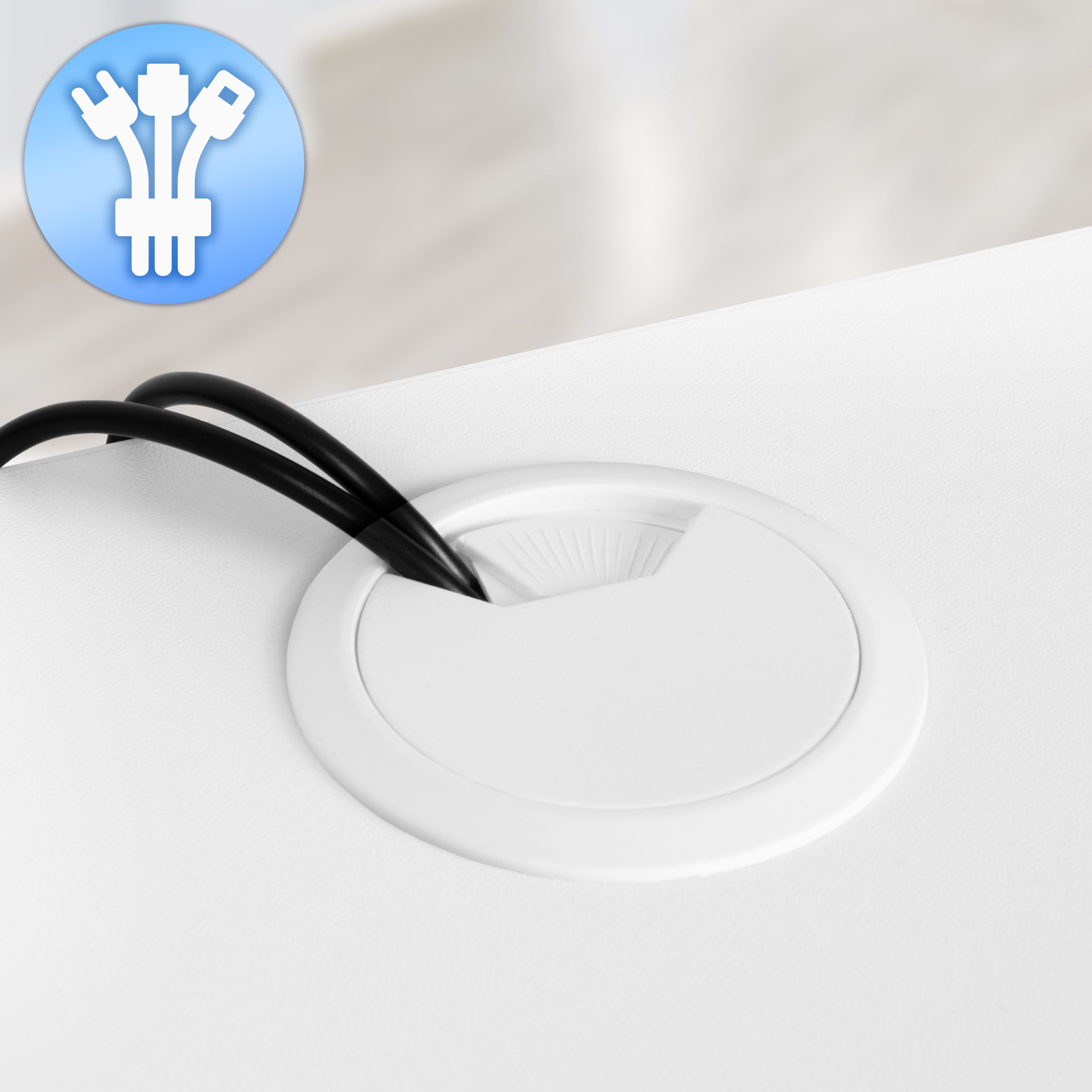 Weißer Schreibtisch mit Kabeldurchführung, schwarzen Kabeln und einem Stecker-Symbol.