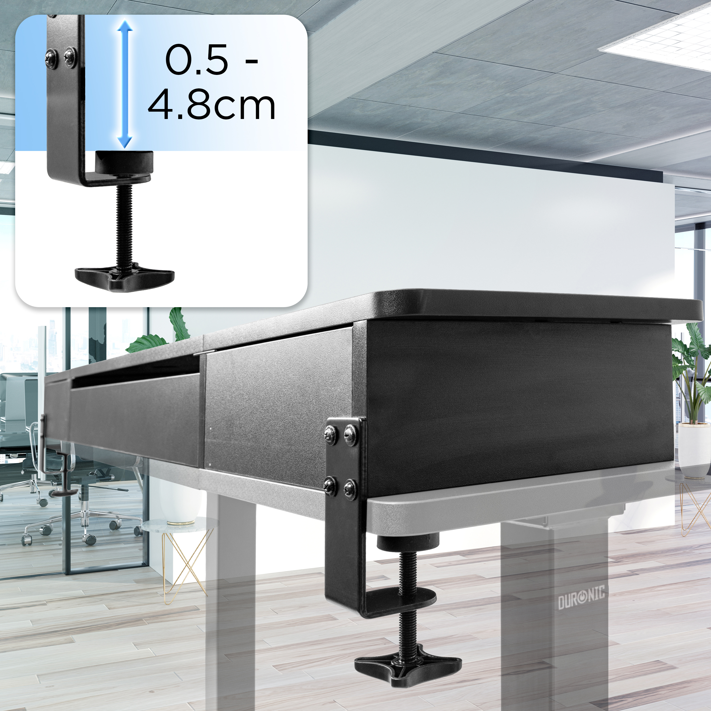 Schwarze Schreibtischklemme mit Schraube, an einem Schreibtisch montiert. Die Klemme hat ein Maß von 0,5-4,8 cm.