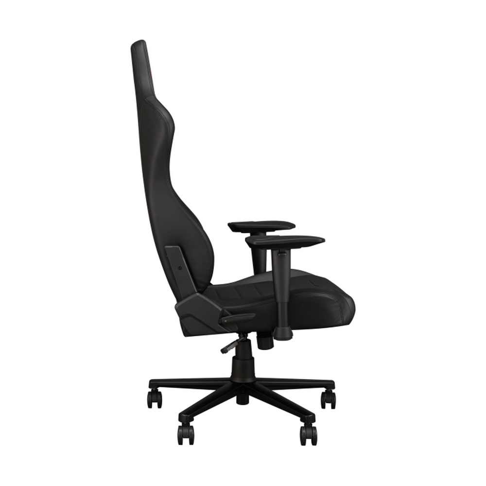 Una sedia da gaming nera è mostrata di profilo su sfondo bianco. Ha schienale alto, braccioli e base a cinque razze con ruote.