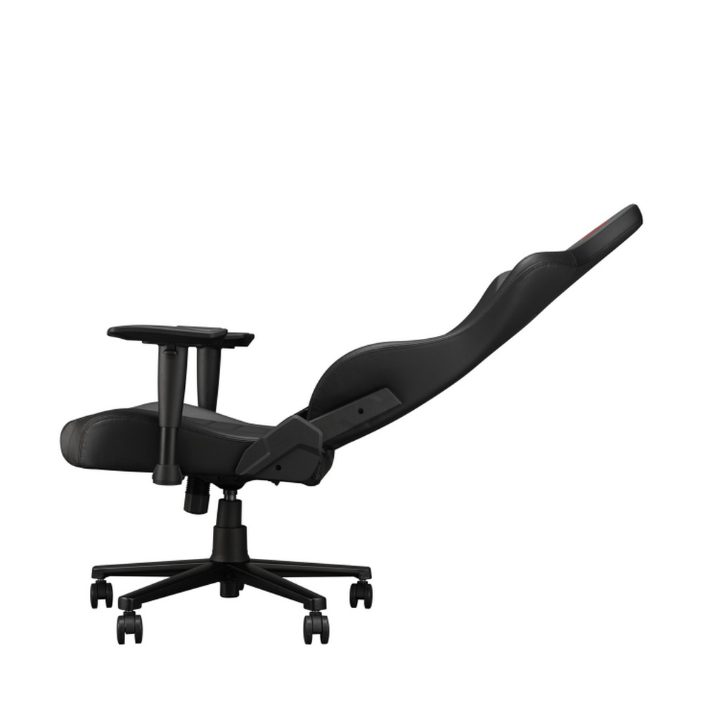 Una sedia da gaming nera con braccioli e schienale alto reclinata su sfondo bianco. La sedia è su ruote.