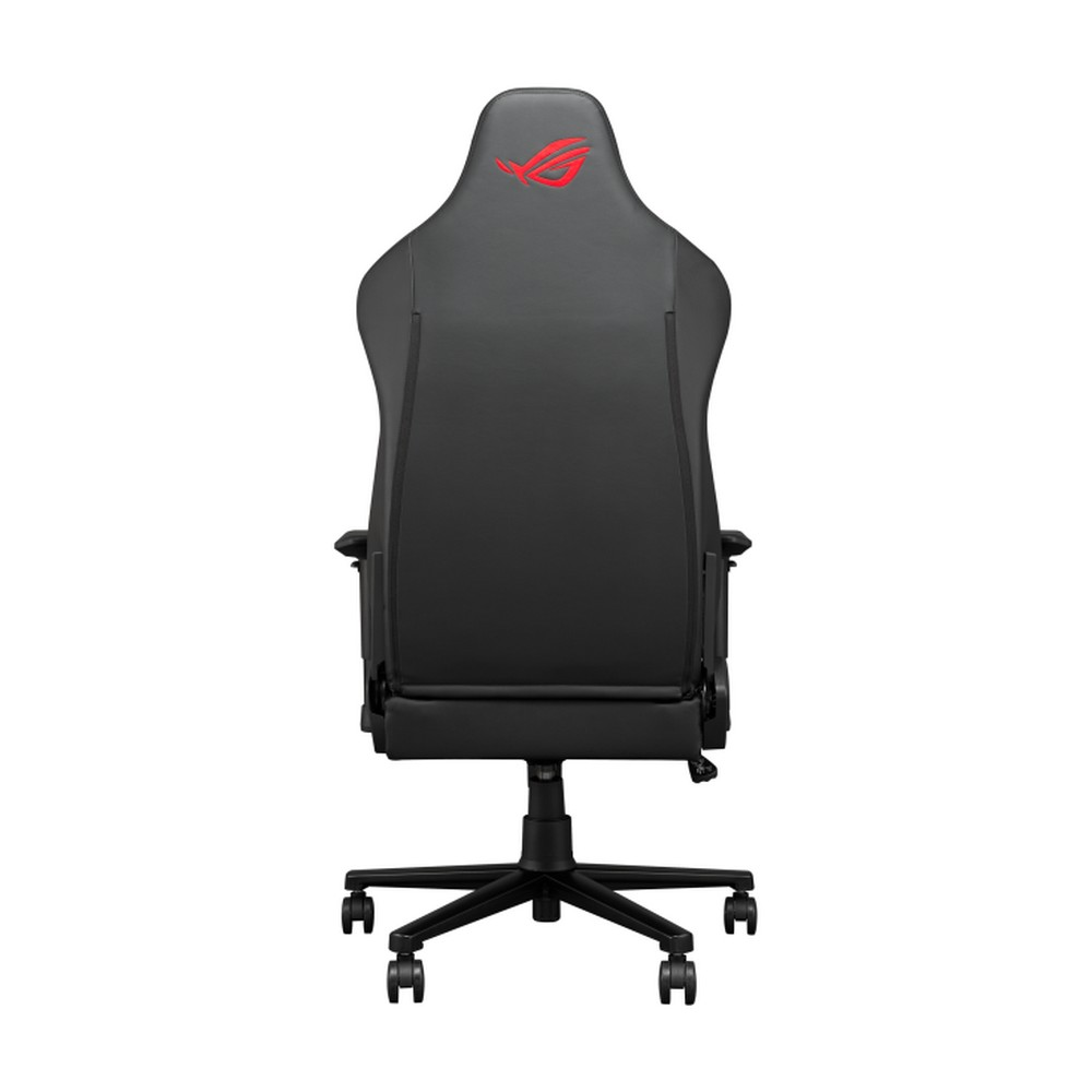 Sedia da gaming nera, vista posteriore. Logo rosso sul poggiatesta. Base a cinque ruote. Braccioli visibili. Isolato su sfondo bianco.