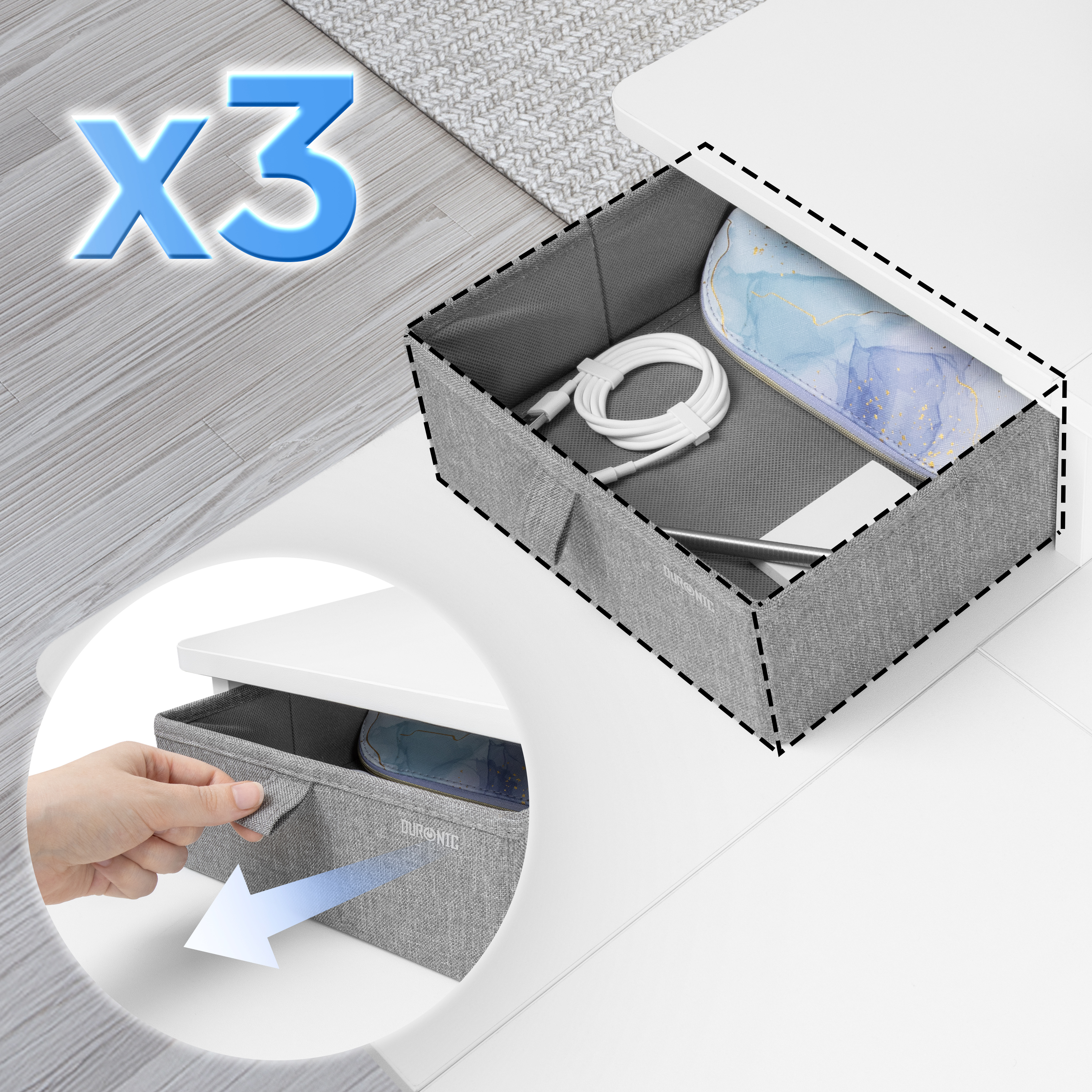 Graue Aufbewahrungsbox auf weißer Oberfläche. Innen befinden sich Federtasche, Kabel und andere Gegenstände. Eine Hand zieht die Box.