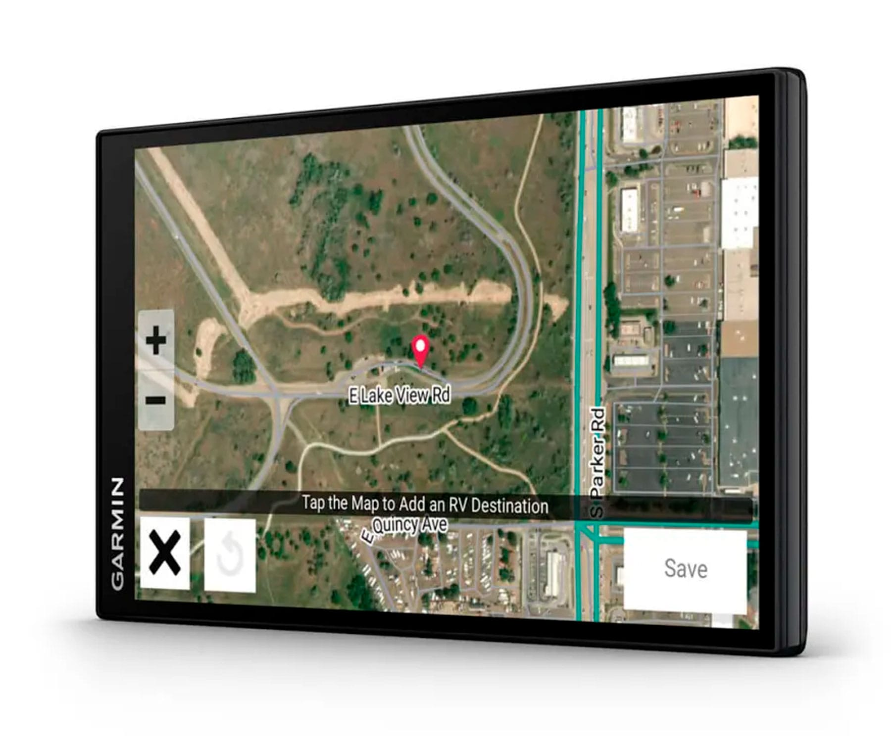 Un dispositivo Garmin muestra un mapa con carreteras, edificios y un marcador. Los botones incluyen más/menos, X, atrás y guardar.