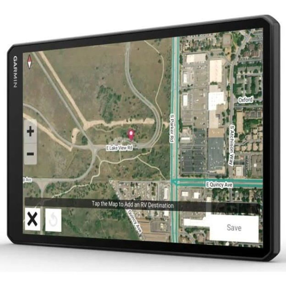 Un schermo GPS Garmin mostra una mappa con strade, edifici e un segnaposto a E Lake View Rd. Sono visibili i pulsanti per lo zoom e il salvataggio.