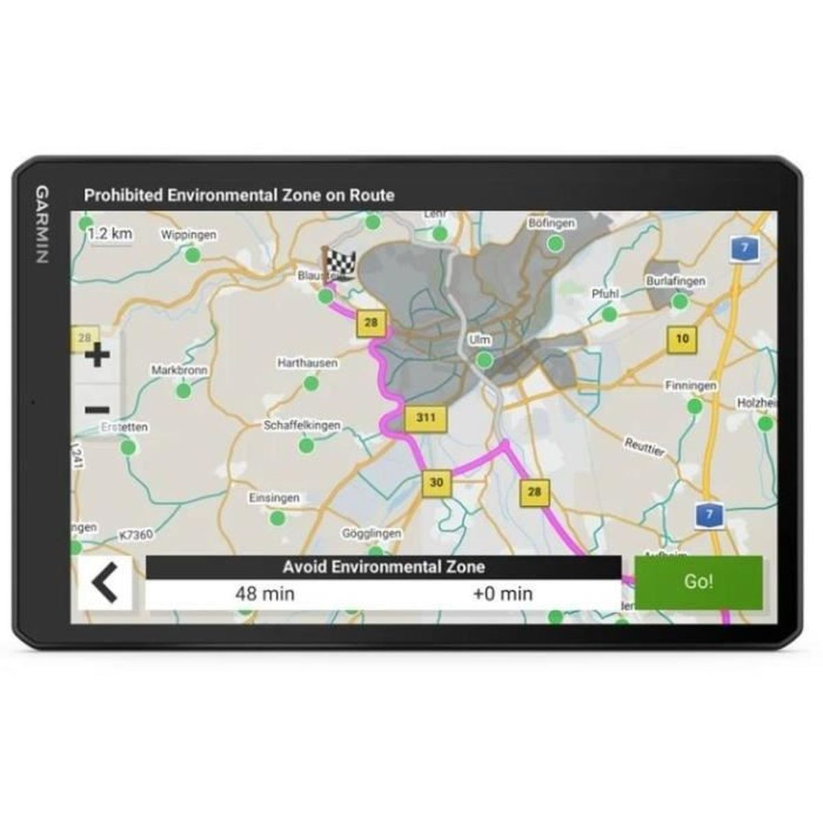 Lo schermo di un GPS Garmin mostra una mappa stradale con una zona ambientale vietata evidenziata. Vengono visualizzate le opzioni per evitare la zona.