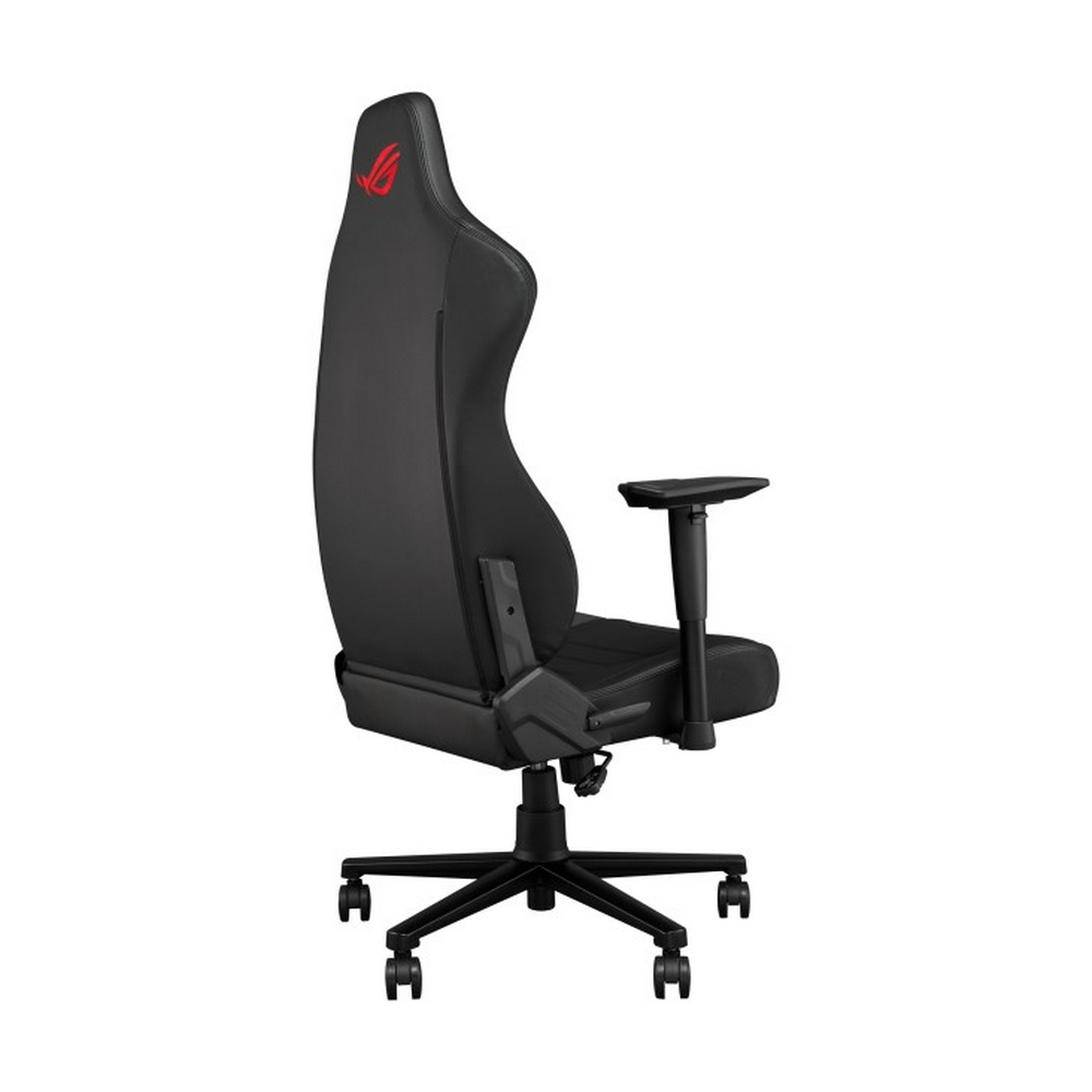 Sedia da gaming nera con logo rosso sul poggiatesta. Con braccioli, base a cinque stelle e ruote, su sfondo bianco.