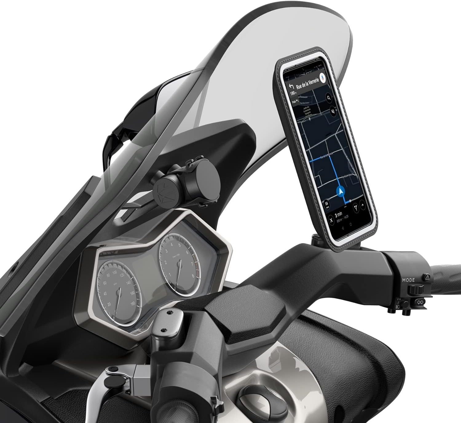 Cruscotto moto con telefono che mostra una mappa. Contachilometri, manubrio e parabrezza sono visibili. Il telefono mostra la navigazione.