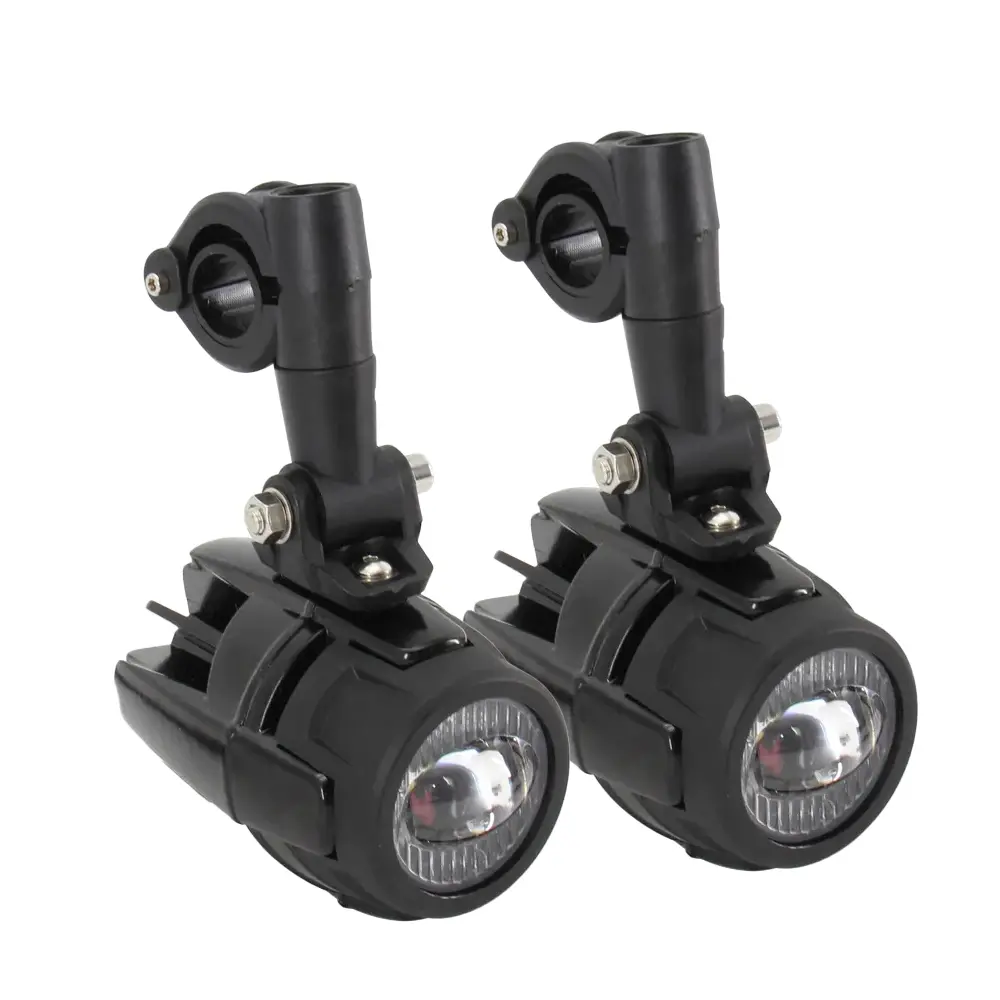 Due luci nere per moto. Ognuna ha una luce rotonda e una staffa per il montaggio. Sfondo bianco.