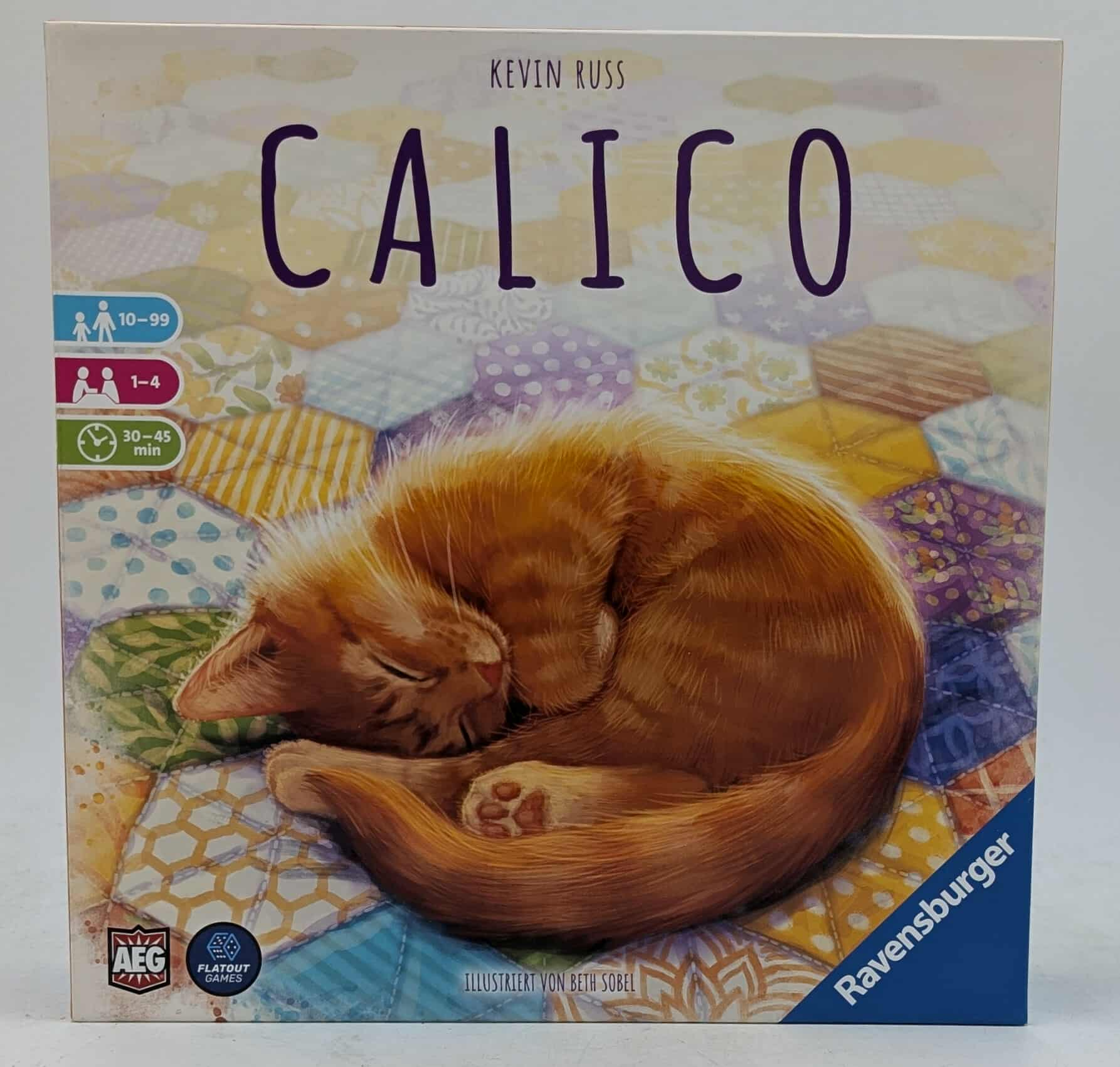 Schachtelkunst des Spiels Calico. Eine orange Katze schläft zusammengerollt auf einem Quilt, darüber der Spieletitel.