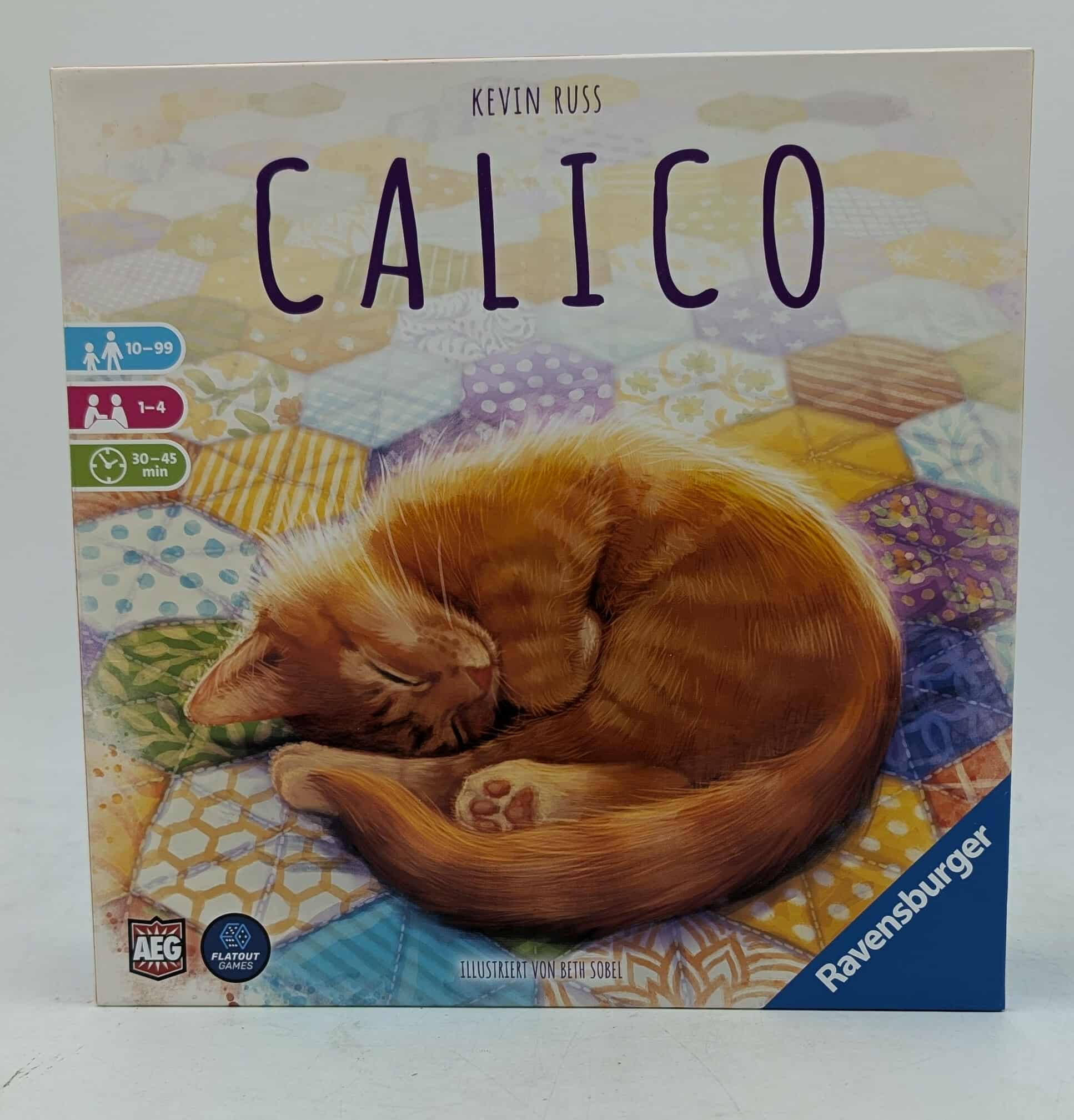 Die Schachtel zeigt eine schlafende orangefarbene Katze auf einem Quilt mit dem Wort CALICO. Spieldetails enthalten. Ravensburger-Logo.