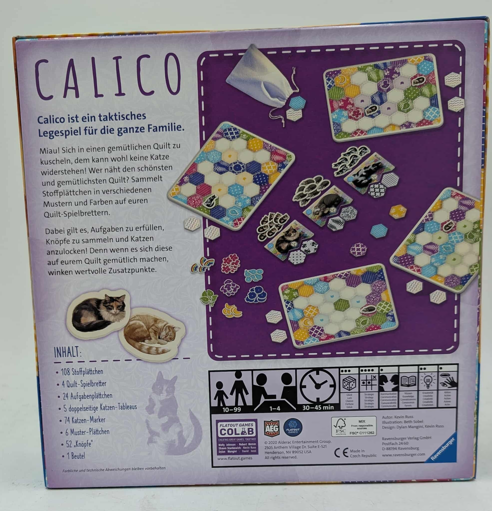 Schachtel des Calico-Brettspiels. Es hat bunte Steppmuster, Spielsteine und Katzenillustrationen. Lila Hintergrund.
