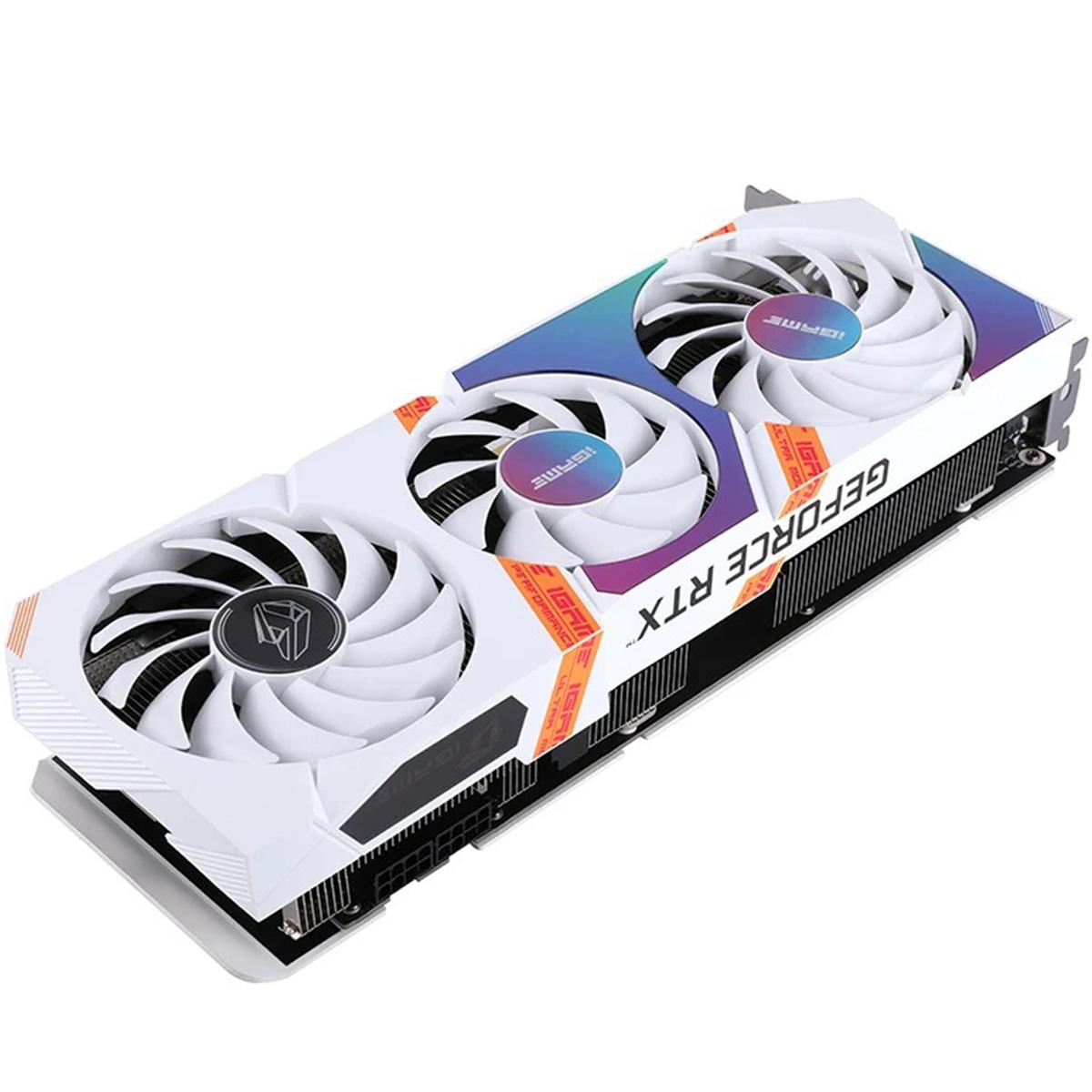 Una scheda grafica GeForce RTX bianca e nera con tre ventole. La scheda ha un logo iGame e una sfumatura arcobaleno in alto.