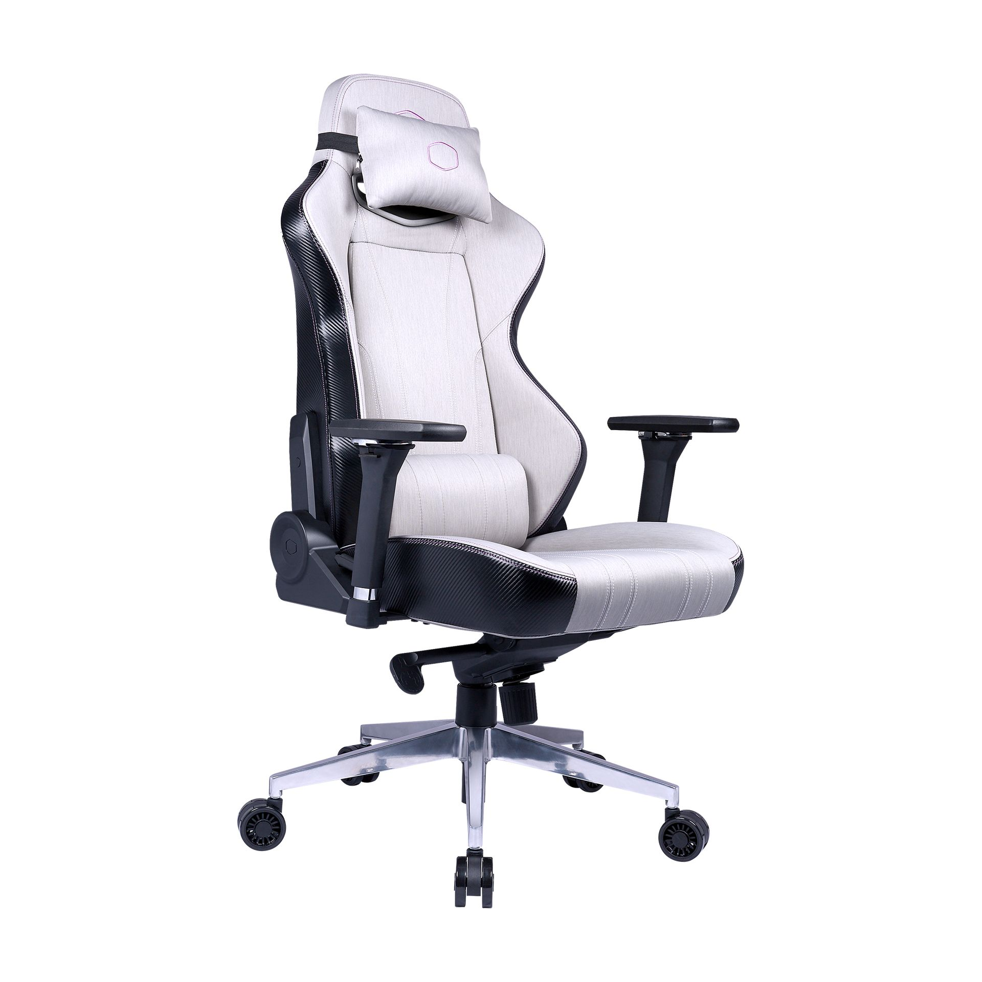 Una sedia da gaming bianca e nera isolata su bianco. È dotata di poggiatesta, supporto lombare, braccioli e base a cinque ruote.