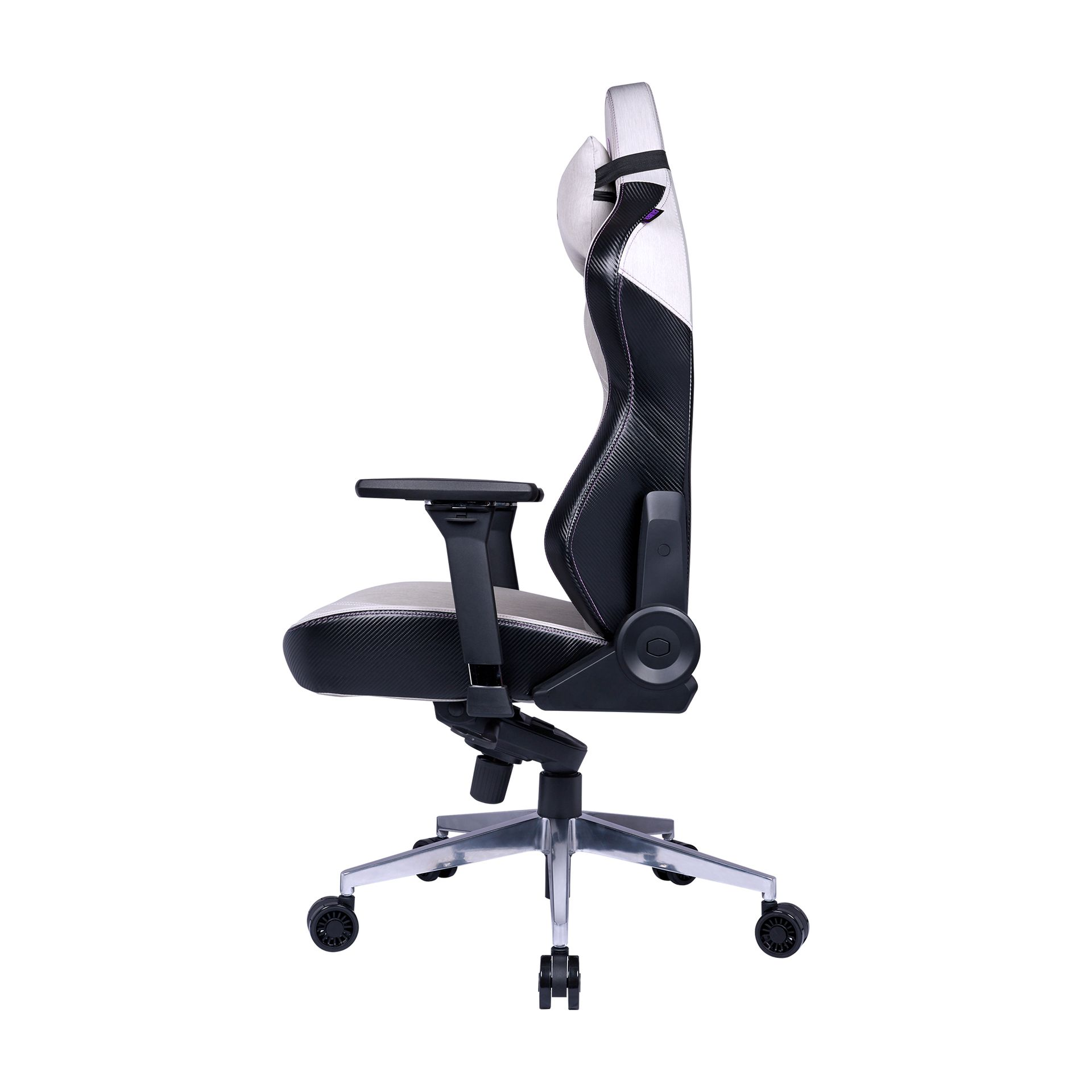 Sedia da gaming, vista laterale. Nera e bianca con trama in fibra di carbonio, sedile grigio e base argentata con ruote. Isolato su bianco.