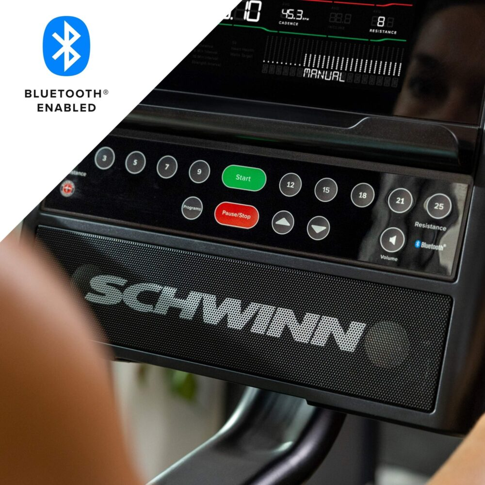 Gros plan sur la console d'un appareil d'exercice Schwinn. Boutons pour les programmes, démarrer/pause et résistance visibles. L'écran LCD affiche les statistiques.