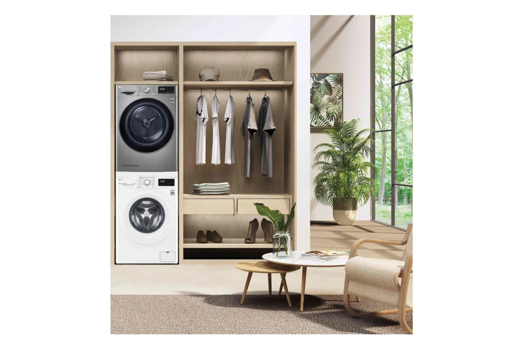 Pralnia ze stosem pralki i suszarki, wiszącymi ubraniami, rośliną doniczkową i widokiem drzew przez okno.