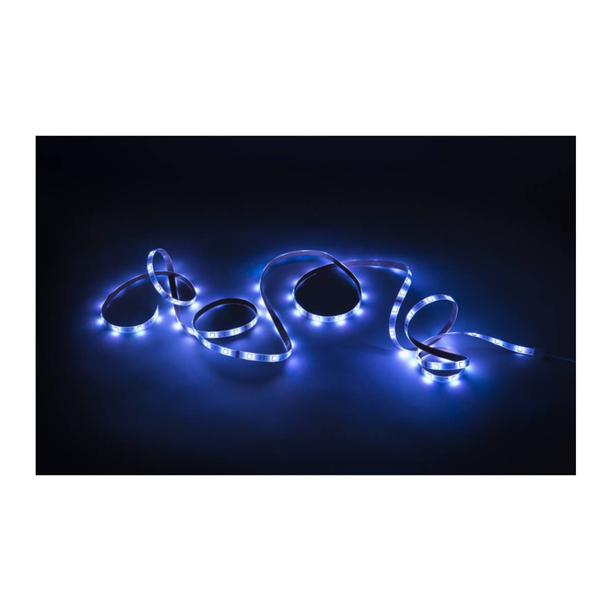 Una striscia flessibile di luci LED blu è disposta ad anelli su uno sfondo scuro. Le luci sono illuminate, creando un bagliore.