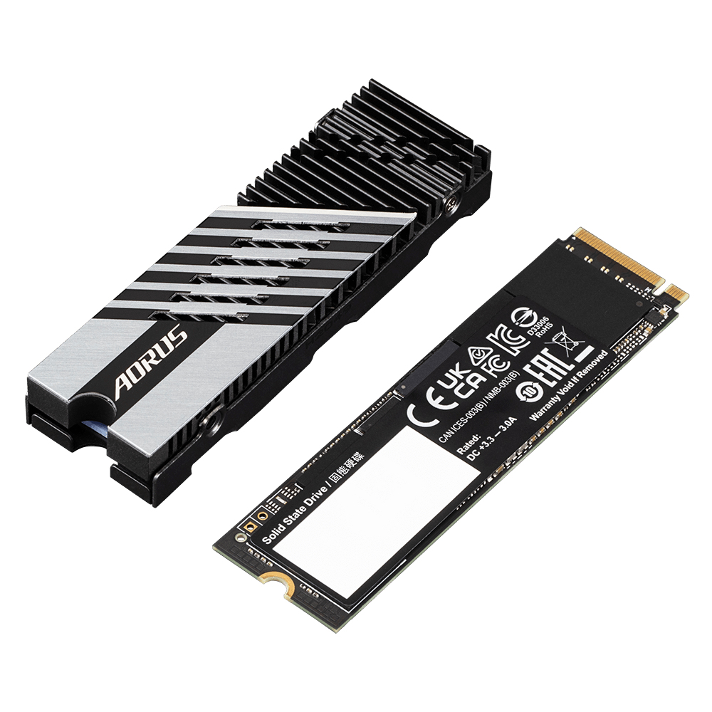 Eine schwarze und silberne AORUS-Solid-State-Festplatte mit Kühlkörper. Die Festplatte befindet sich auf weißem Hintergrund.