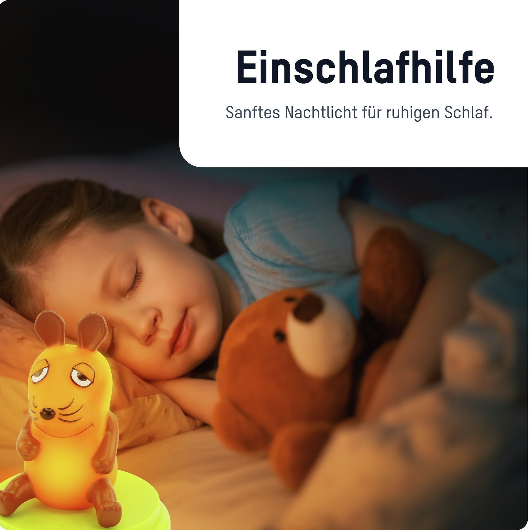 Ein Kind schläft neben einem Kuscheltier und einem gelben Nachtlicht. Der Text oben lautet: Schlafhilfe.