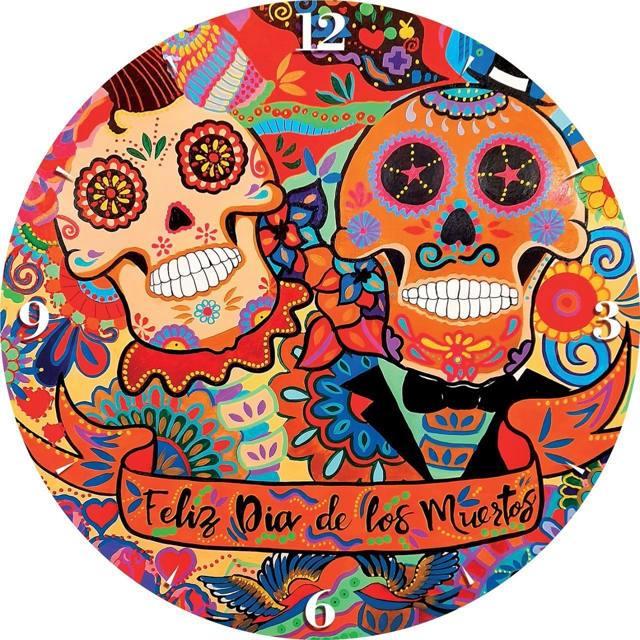 'Feliz Dia de los Muertos' yazılı, iki süslü kafatası, çiçek desenleri olan yuvarlak saat kadranı.