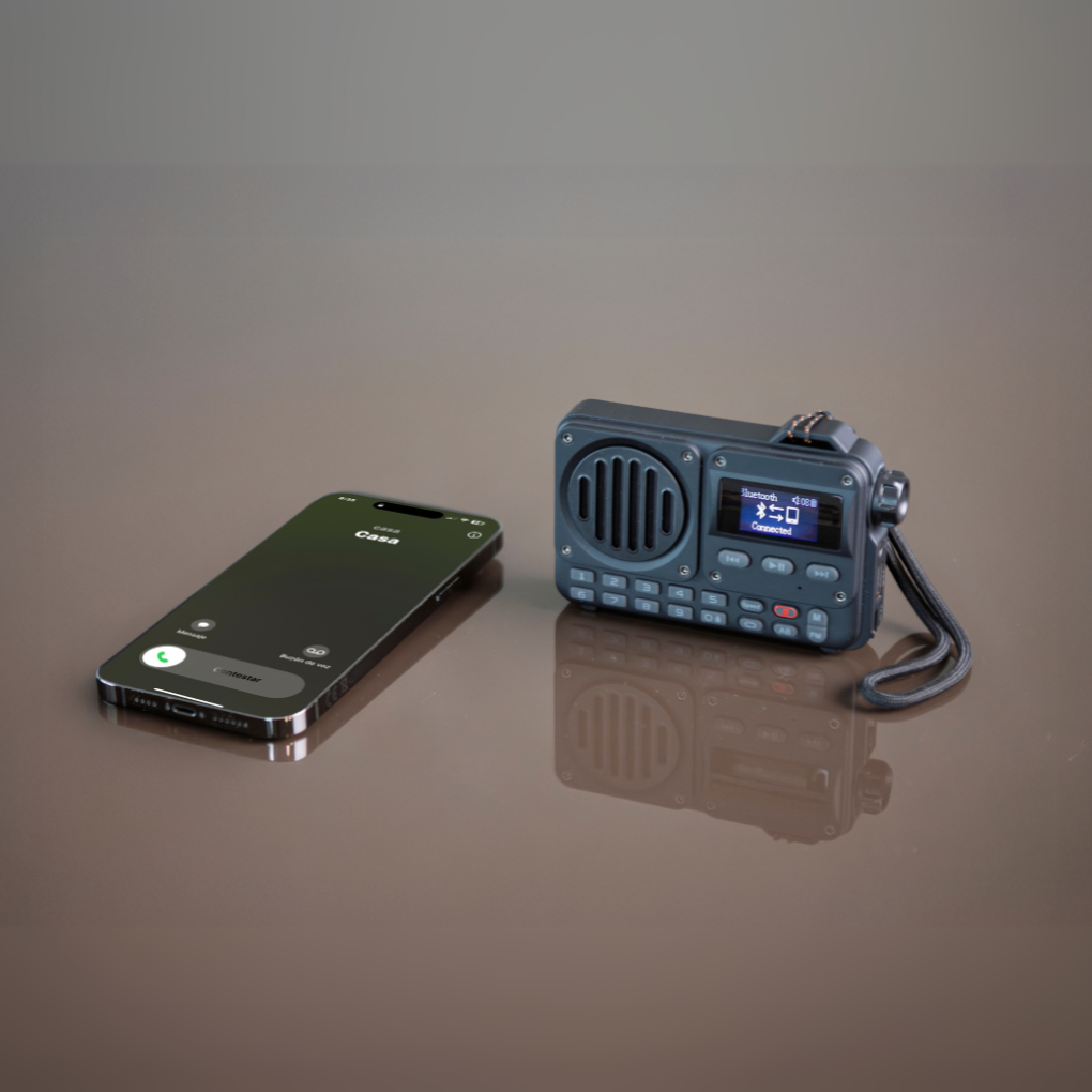 Un smartphone y una radio retro están sobre una superficie reflectante. El teléfono muestra una llamada entrante. La radio muestra 'Bluetooth' y 'Conectado'.