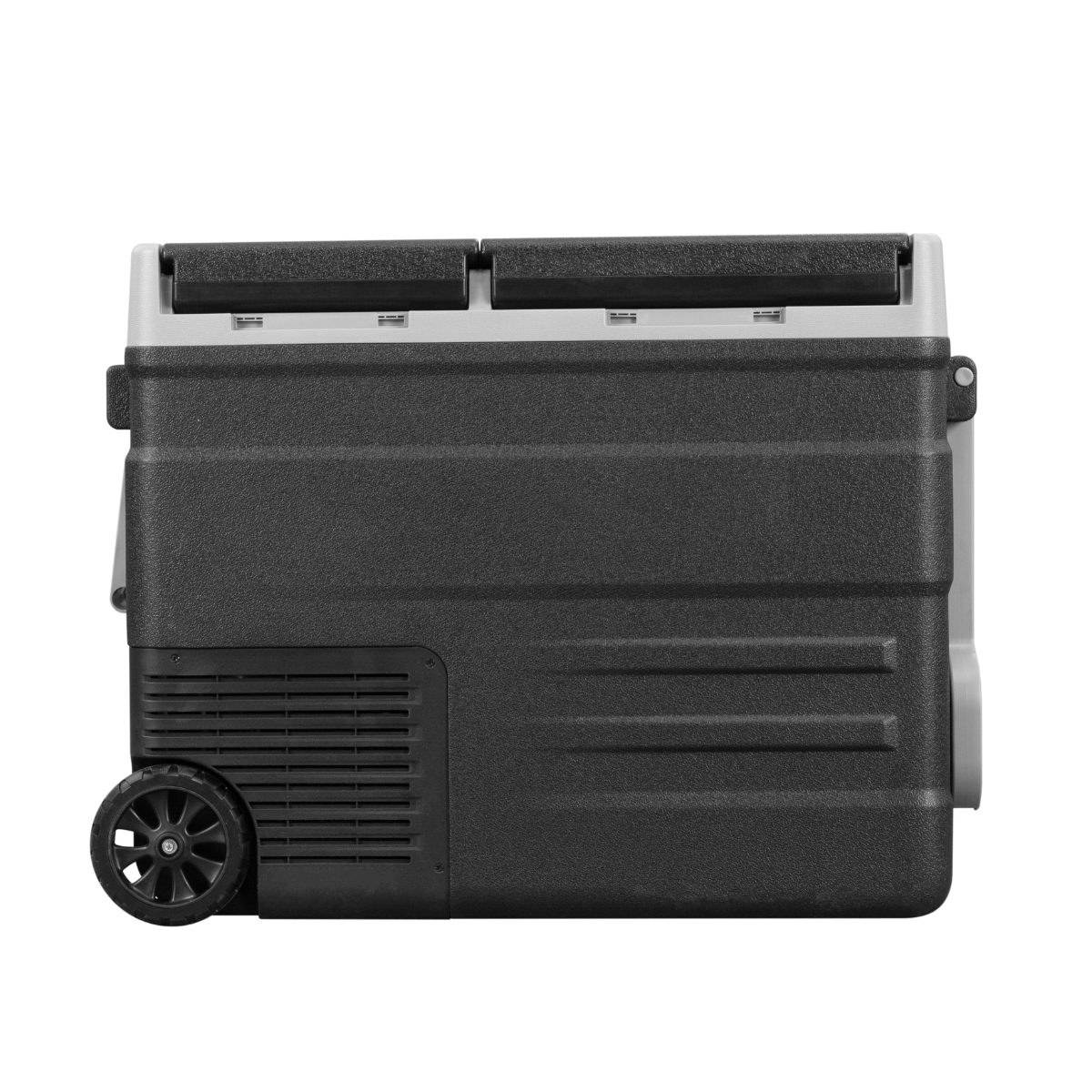 Eine schwarze tragbare Kühlbox mit Rad, Griff und Deckel, vor schwarzem Hintergrund.