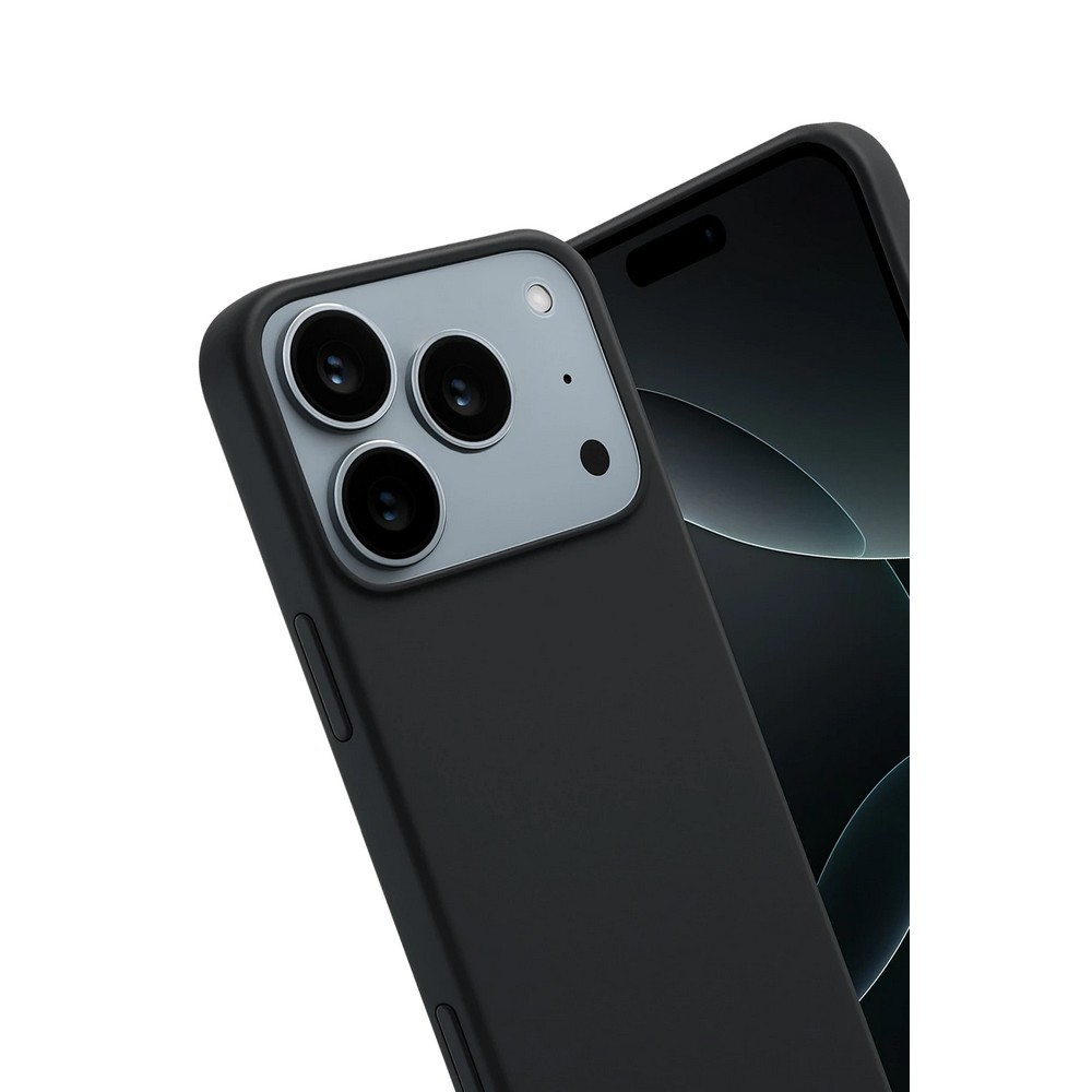 Siyah kılıflı siyah iPhone. Üç kamera merceği görünür. Telefon beyaz bir arka plan üzerinde açılı duruyor.