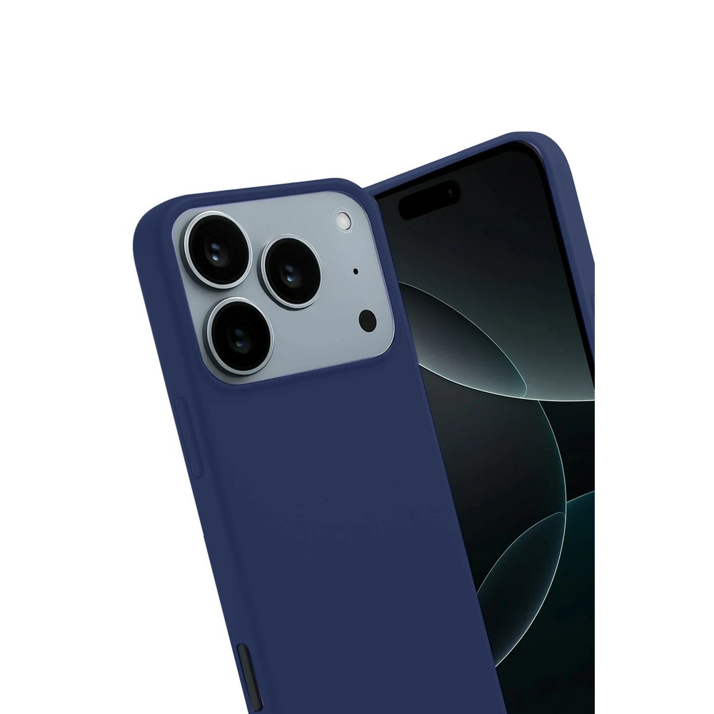 Üç kamera lensli lacivert bir telefon kılıfı. Arka planda bir telefon ekranı görünüyor. Hepsi beyaz bir arka plan üzerinde.