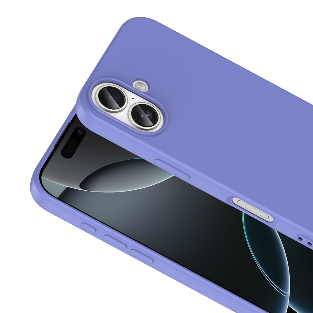Beyaz zemin üzerinde lavanta rengi bir telefon kılıfı. Kılıfın kamera açıklıkları ve düğme detayları var. Telefon ekranı görünür durumda.