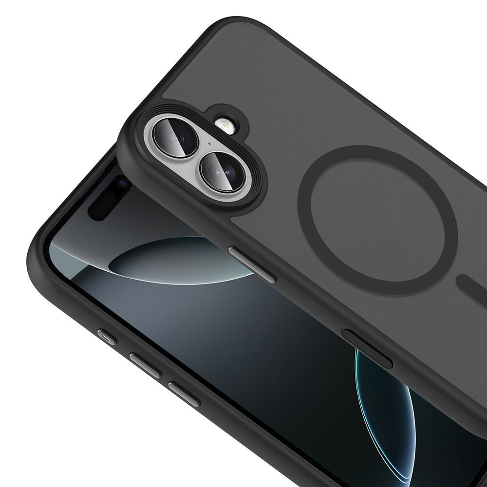 Manyetik halkalı siyah telefon kılıfı. Telefonun kamerası ve yan düğmeleri görünür. Arka plan beyazdır.