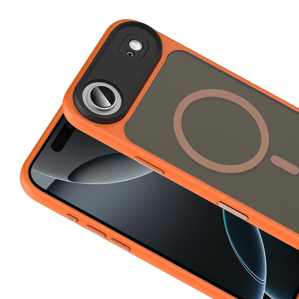Kamera boşluğu olan turuncu bir telefon kılıfı, koyu gri bir arka kısma sahip. Kılıf, siyah bir telefon ekranının üzerinde duruyor. Kahverengi bir halka görünüyor.