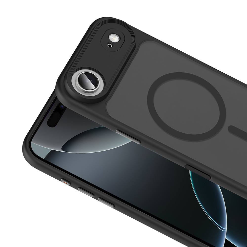 Kamera boşluğu ve manyetik bir daireye sahip siyah bir telefon kılıfı. Telefon ekranı görülebilir. Kılıf çapraz açılı.