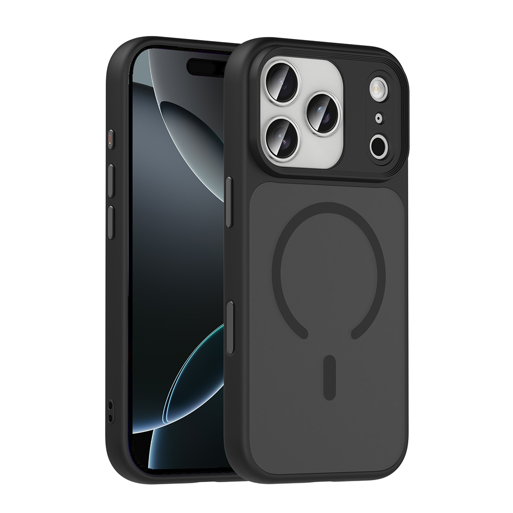 Siyah bir iPhone, koruyucu kılıf ile, kamera lenslerini ve arkada dairesel bir şarj sembolünü gösteriyor. Telefon beyaz bir arka plan üzerinde.