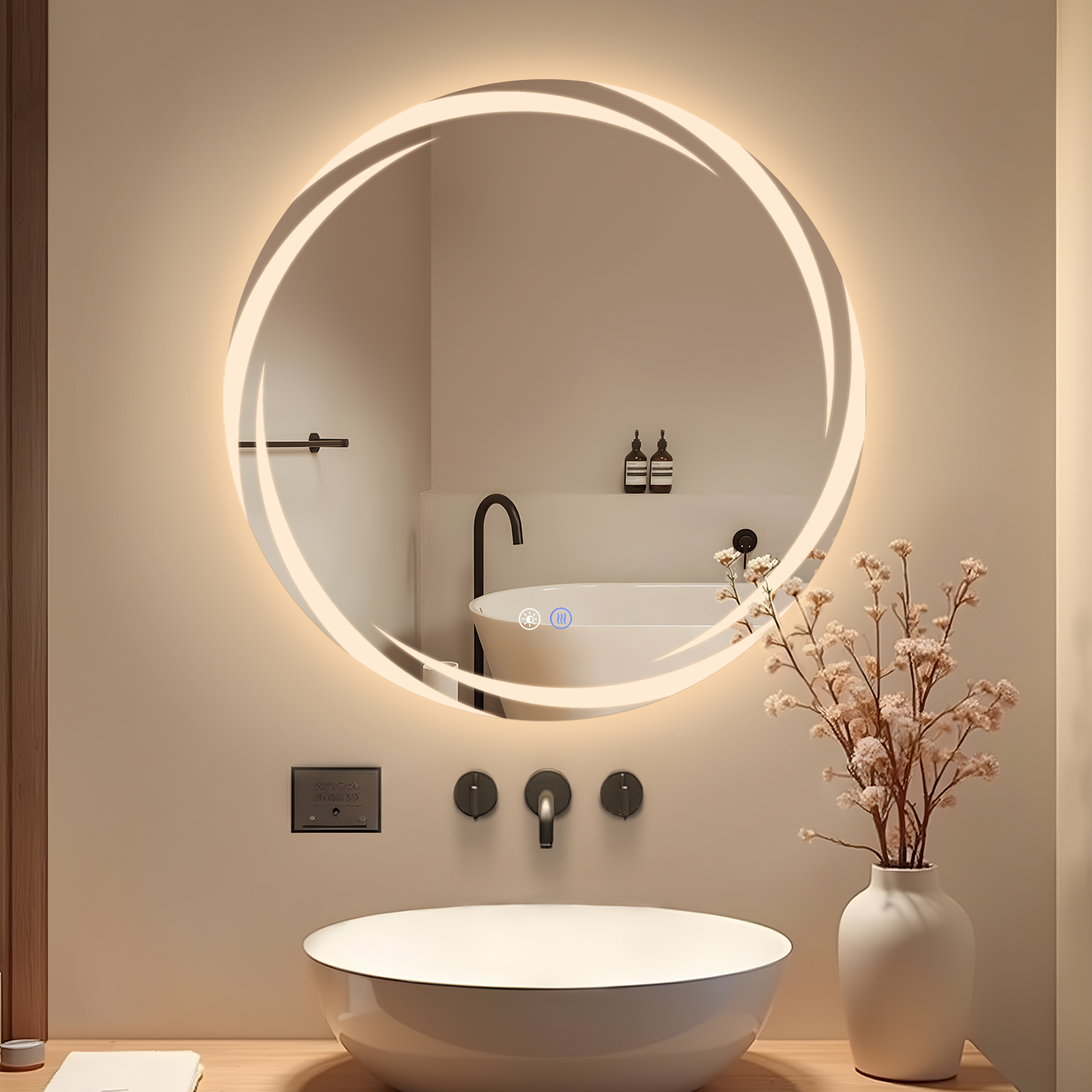 Ein modernes Badezimmer mit rundem Spiegel, weißem Waschbecken und Blumenvase. Eine Badewanne spiegelt sich im Spiegel.