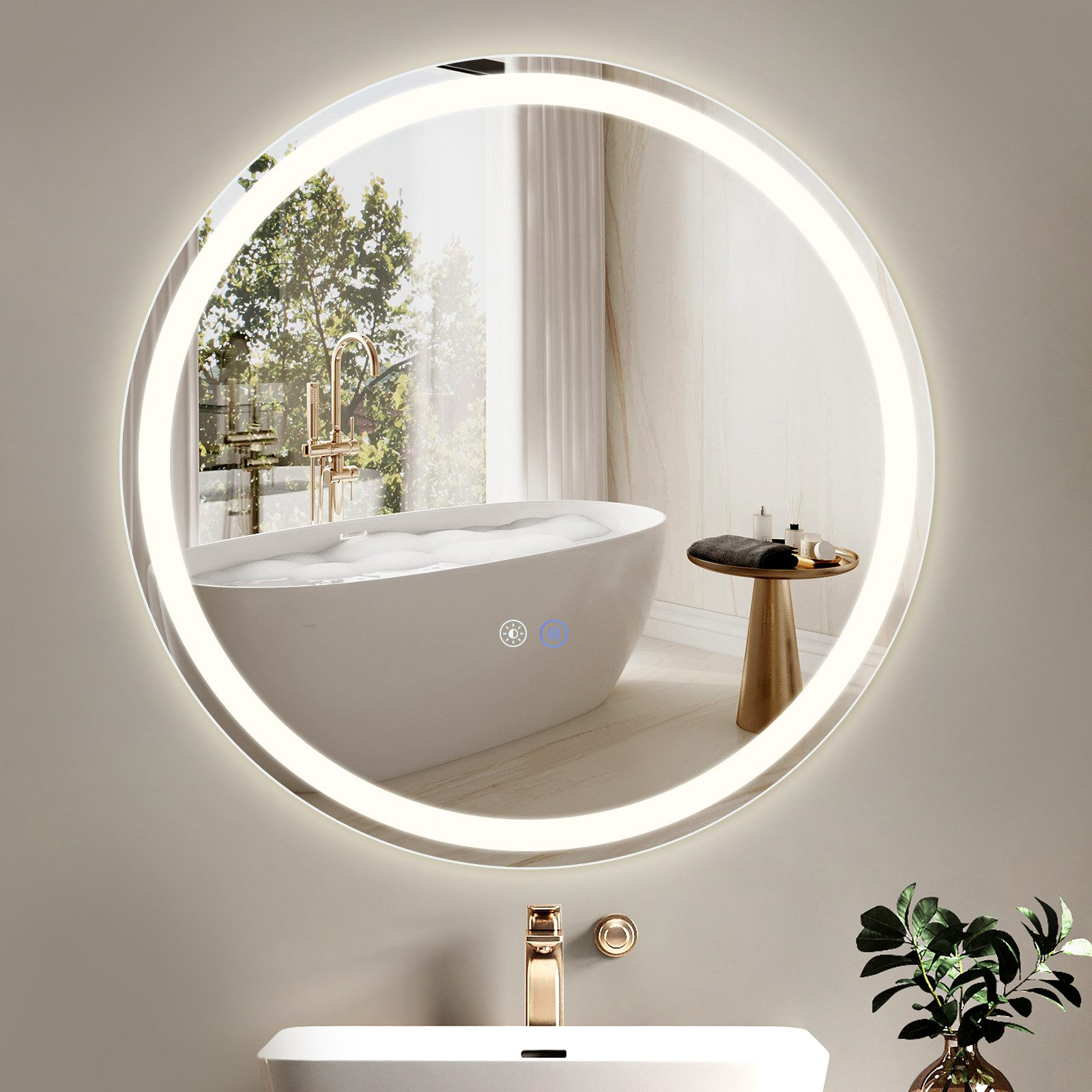 Ein runder, beleuchteter Spiegel spiegelt ein Badezimmer mit Badewanne, Wasserhahn und kleinem Tisch wider.