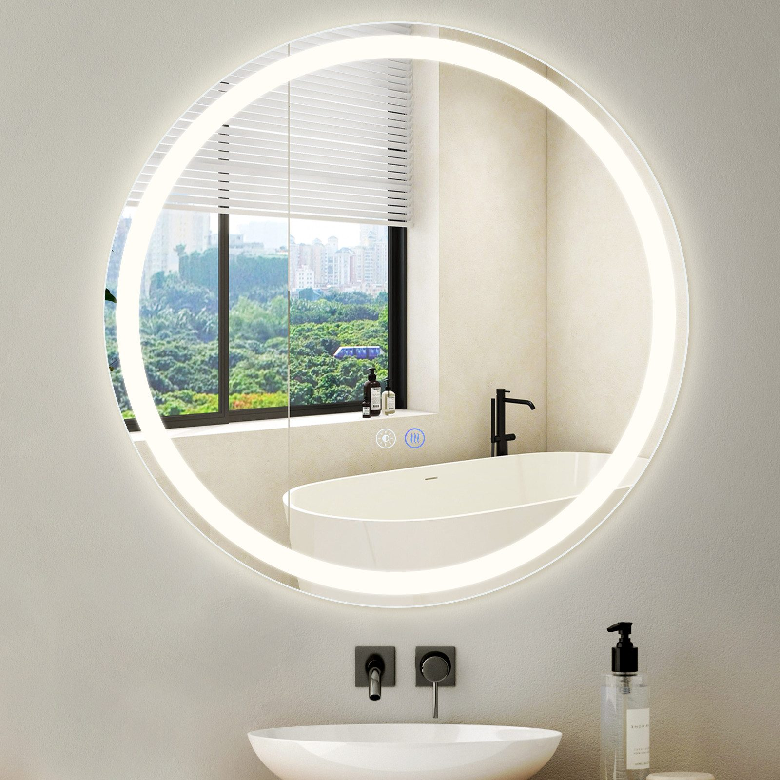 Runder Spiegel mit LED-Licht im Badezimmer. Fenster mit Stadtblick, weiße Badewanne und Waschbecken darunter.