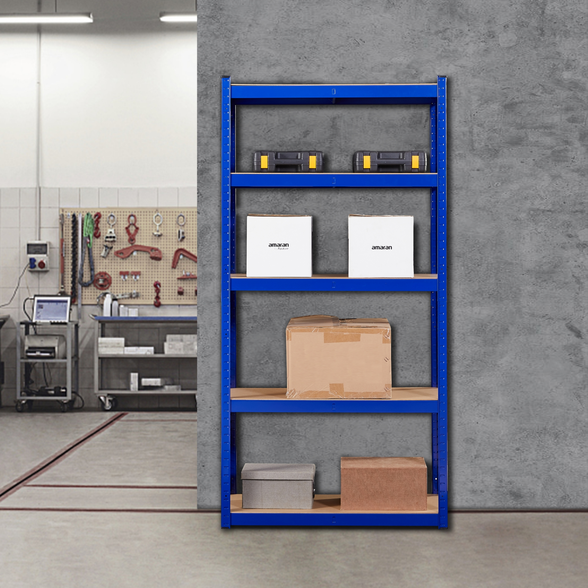 Blaues Regal mit Kisten und Werkzeugkästen. Hintergrund Garage mit Werkzeugen an der Wand. Betonwand rechts.
