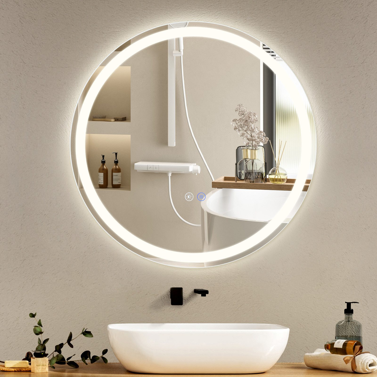 Ein Badezimmer mit rundem Spiegel, Waschbecken und einem Holzregal mit Zubehör. Der Spiegel hat ein integriertes Licht.